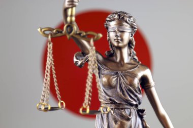 Hukuk ve adalet Japonya bayrağı ile sembolü. Yakın çekim.