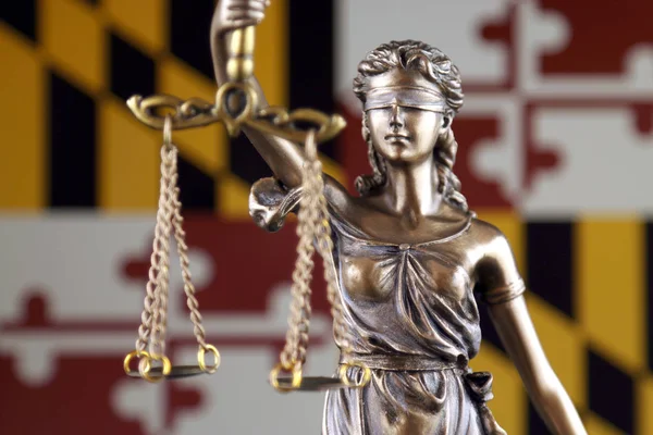 Simbolo Legge Giustizia Con Bandiera Dello Stato Del Maryland Vicino — Foto Stock