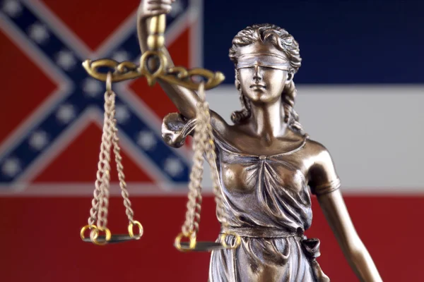 Simbol Hukum Dan Keadilan Dengan Bendera Negara Mississippi Tutup — Stok Foto