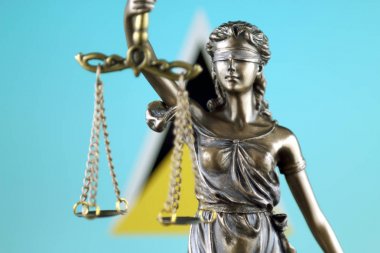 Hukuk ve adalet Saint Lucia bayrak ile sembolü. Yakın çekim.