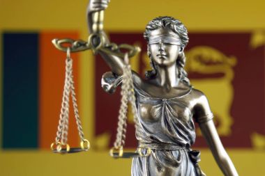 Hukuk ve adalet Sri Lanka bayrağı ile sembolü. Yakın çekim.