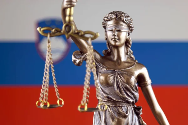 法とスロベニア フラグと正義の象徴 クローズ アップ — ストック写真