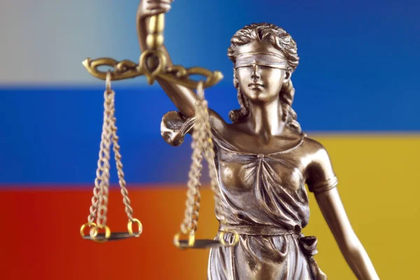 Symbool Van Recht Rechtvaardigheid Met Oekraïne Rusland Vlag Vlag Close — Stockfoto
