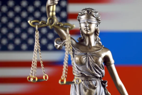 法と正義アメリカ合衆国とロシアの国旗のシンボルです クローズ アップ — ストック写真