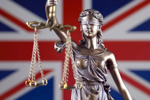 Symbool Van Recht Rechtvaardigheid Met Verenigd Koninkrijk Vlag Close — Stockfoto
