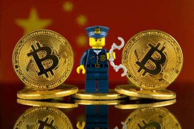 Wroclaw, Polonya - 10 Mart 2018: Bitcoin, polis memuru (olarak Lego rakam) ve Çin bayrağı fiziksel sürümü. Stüdyo vurdu.