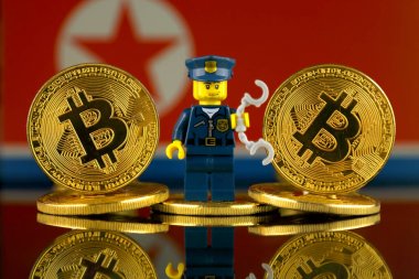 Wroclaw, Polonya - 10 Mart 2018: Bitcoin, polis memuru (olarak Lego rakam) ve Kuzey Kore bayrağı fiziksel sürümü. Stüdyo vurdu.