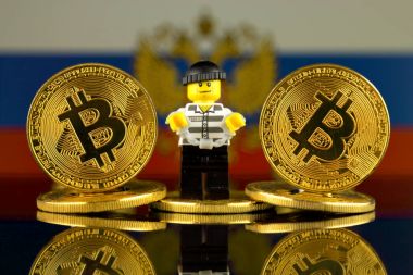 Wroclaw, Polonya - 10 Mart 2018: Bitcoin, hırsız (olarak Lego rakam) ve Rusya bayrağı fiziksel sürümü. Stüdyo vurdu.