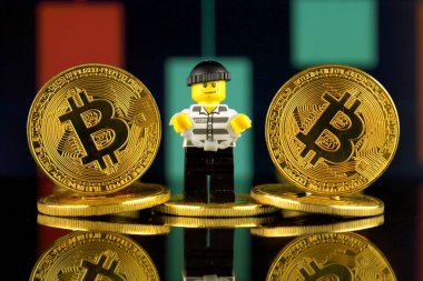 Wroclaw, Polonya - 10 Mart 2018: Fiziksel yorum-in Bitcoin ve hırsız (olarak Lego şekil). Stüdyo vurdu.