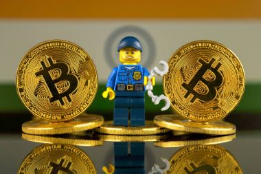 Wroclaw, Polonya - 10 Mart 2018: Bitcoin, polis memuru (olarak Lego rakam) ve Hindistan bayrağı fiziksel sürümü. Stüdyo vurdu.