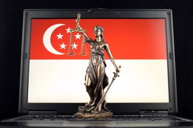 Hukuk ve adalet laptop ile Singapur bayrağı sembolü. Stüdyo vurdu.