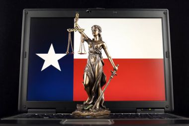 Hukuk ve adalet Texas devlet bayrağı ile laptop sembolü. Stüdyo vurdu.