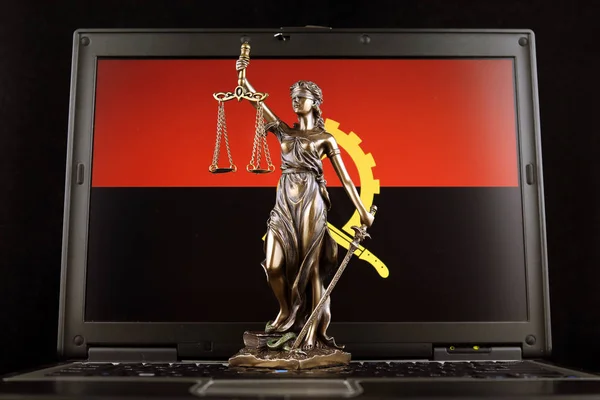 法とラップトップ上アンゴラ フラグと正義の象徴 スタジオ撮影 — ストック写真