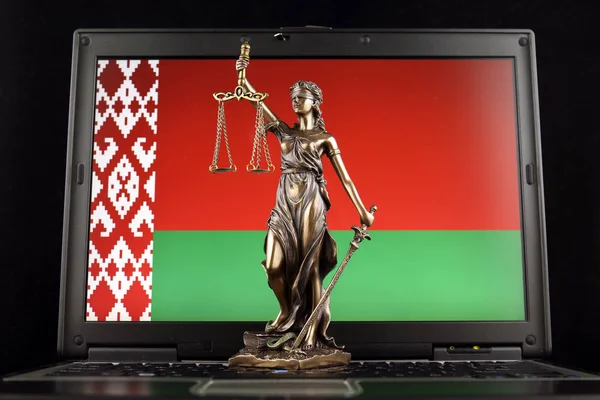 法とラップトップでベラルーシの国旗と正義の象徴 スタジオ撮影 — ストック写真