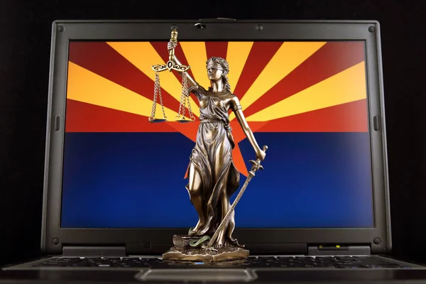 Símbolo Lei Justiça Com Bandeira Estado Arizona Laptop Estúdio — Fotografia de Stock