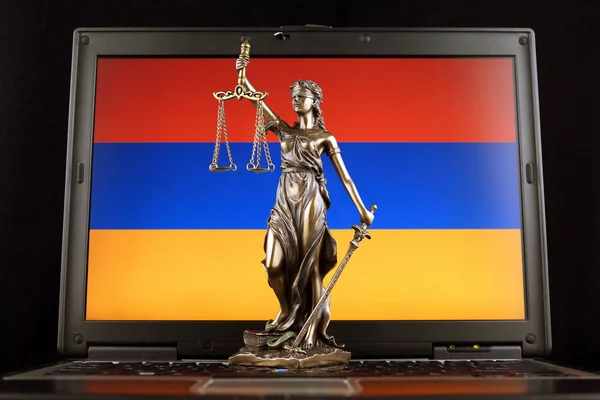 Simbolo Legge Giustizia Con Bandiera Armena Sul Computer Portatile Studio — Foto Stock