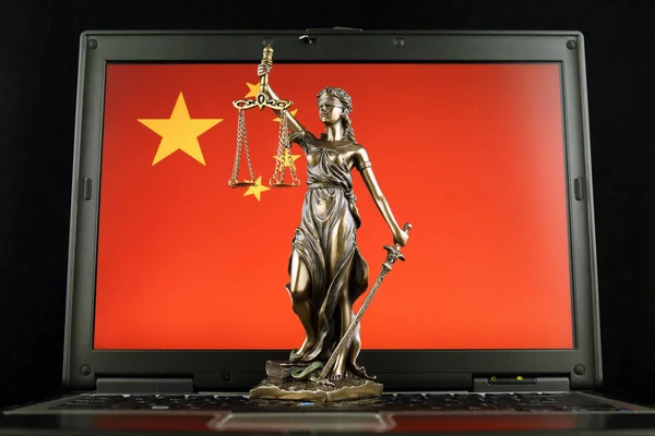 法と中国の国旗をラップトップ上の正義の象徴 スタジオ撮影 — ストック写真
