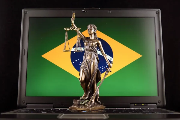 Symbol Prawa Sprawiedliwości Brazylii Flaga Laptopie Strzał Studio — Zdjęcie stockowe