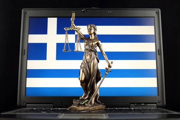 Símbolo Lei Justiça Com Grécia Bandeira Laptop Estúdio — Fotografia de Stock
