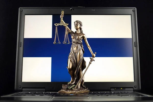 Simbolo Legge Giustizia Con Bandiera Finlandese Sul Computer Portatile Studio — Foto Stock