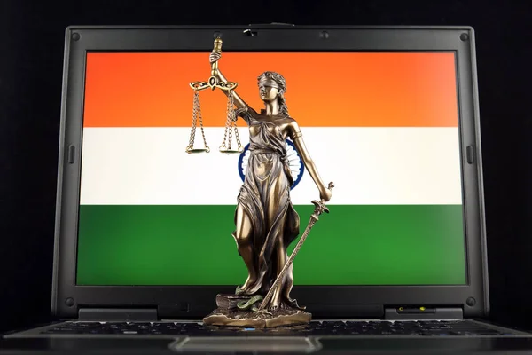 法とラップトップ上のインドの国旗と正義の象徴 スタジオ撮影 — ストック写真