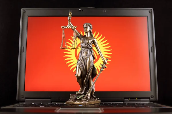 法とラップトップにキルギス国旗と正義の象徴 スタジオ撮影 — ストック写真