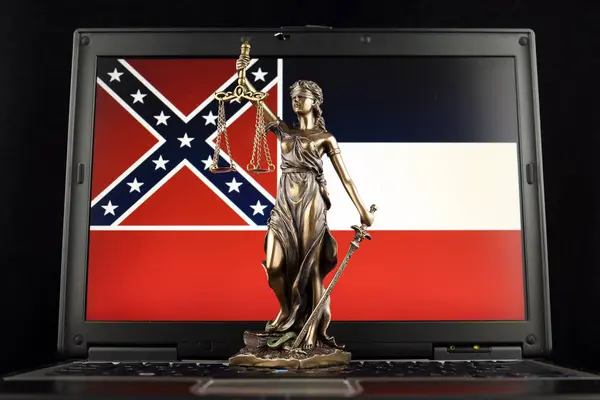 Símbolo Lei Justiça Com Bandeira Estado Mississippi Laptop Estúdio — Fotografia de Stock