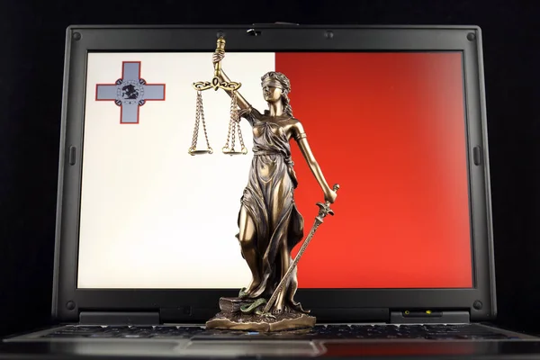 Símbolo Lei Justiça Com Malta Bandeira Laptop Estúdio — Fotografia de Stock