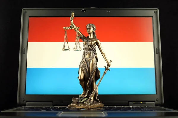 法とラップトップ上ルクセンブルクの国旗と正義の象徴 スタジオ撮影 — ストック写真