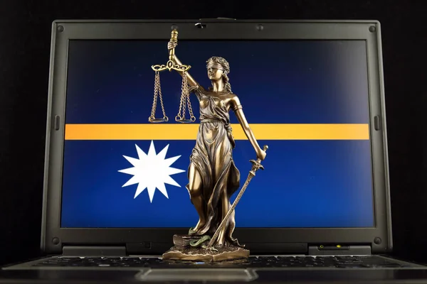 Símbolo Lei Justiça Com Nauru Bandeira Laptop Estúdio — Fotografia de Stock