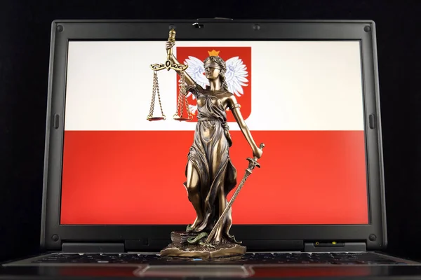 Simbolo Legge Giustizia Con Bandiera Polacca Sul Computer Portatile Studio — Foto Stock