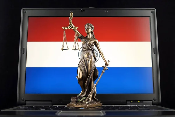 法とラップトップ上のパラグアイ国旗と正義の象徴 スタジオ撮影 — ストック写真