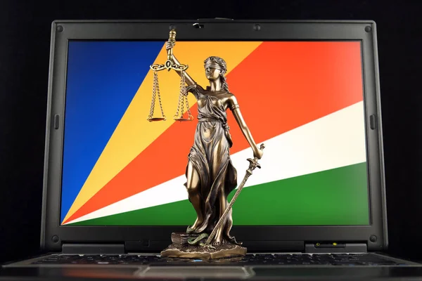 法とセーシェルの国旗とラップトップ上の正義の象徴 スタジオ撮影 — ストック写真