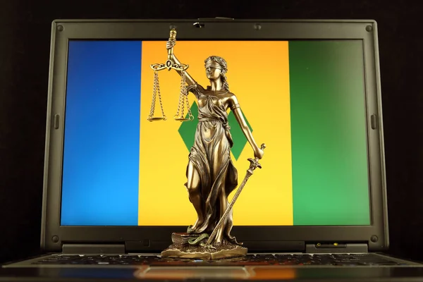 Símbolo Lei Justiça Com São Vicente Granadinas Bandeira Laptop Estúdio — Fotografia de Stock