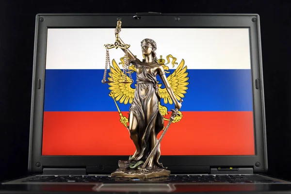 法とラップトップにロシア国旗を正義の象徴 スタジオ撮影 — ストック写真