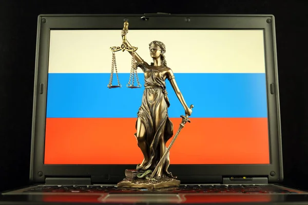 法律和正义的象征与俄国旗子在膝上型电脑 工作室拍摄 — 图库照片