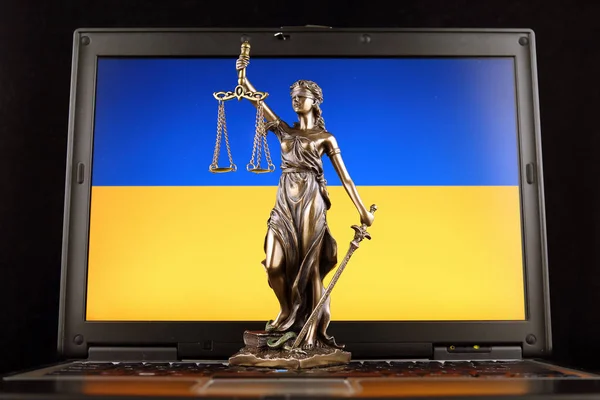 法とラップトップ上のウクライナの国旗と正義の象徴 スタジオ撮影 — ストック写真