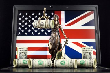 Hukuk ve adalet, bir dolar ve Amerika Birleşik Devletleri ve Amerika Birleşik Devletleri bayrağı Lirası laptop üstünde sembolü. Stüdyo vurdu.