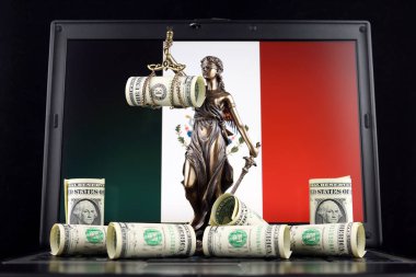 Hukuk ve adalet, bir dolar ve Meksika bayrağı Lirası laptop üstünde sembolü. Stüdyo vurdu.