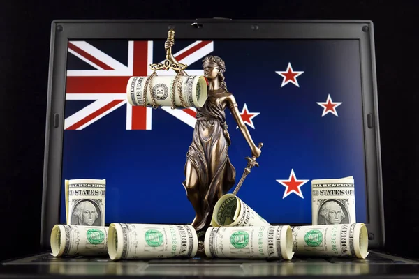 法律和正义的标志 钞票一美元和新西兰旗子在手提电脑 工作室拍摄 — 图库照片