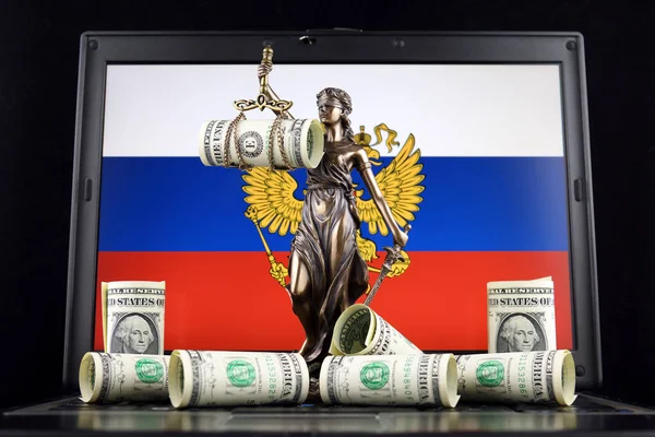法と正義のラップトップ上の ドルとロシア国旗の紙幣の記号です スタジオ撮影 — ストック写真