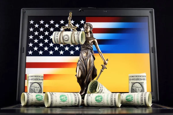 法と正義 ラップトップ上のウクライナの国旗とアメリカ合衆国 ドル紙幣の記号です スタジオ撮影 — ストック写真