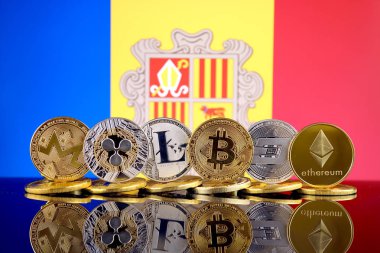 Fiziksel sürümü Cryptocurrencies (Monero, dalgalanma, Litecoin, Bitcoin, çizgi, Ethereum) ve Andorra bayrağı.