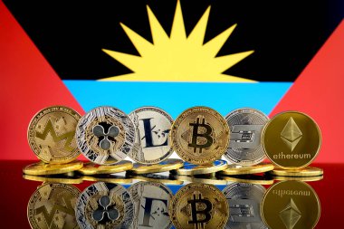 Fiziksel sürümü Cryptocurrencies (Monero, dalgalanma, Litecoin, Bitcoin, çizgi, Ethereum) ve Antigua ve Barbuda bayrağı.