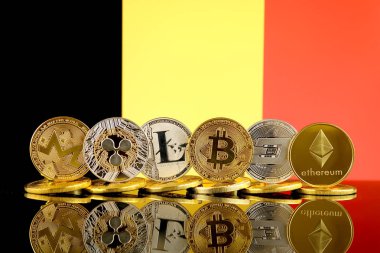 Fiziksel sürümü Cryptocurrencies (Monero, dalgalanma, Litecoin, Bitcoin, çizgi, Ethereum) ve Belçika bayrağı.