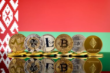 Fiziksel sürümü Cryptocurrencies (Monero, dalgalanma, Litecoin, Bitcoin, çizgi, Ethereum) ve Beyaz Rusya bayrağı.