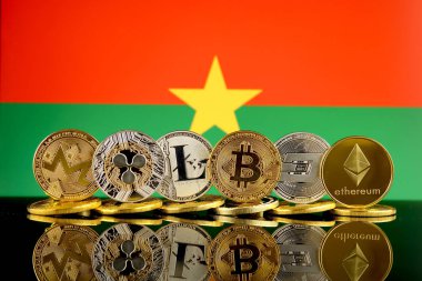 Cryptocurrencies (Monero, dalgalanma, Litecoin, Bitcoin, çizgi, Ethereum) ve Burkina Faso bayrak fiziksel sürümü.