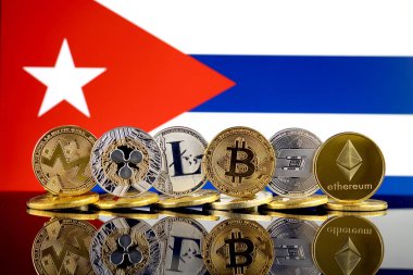 Fiziksel sürümü Cryptocurrencies (Monero, dalgalanma, Litecoin, Bitcoin, çizgi, Ethereum) ve Küba bayrağı.