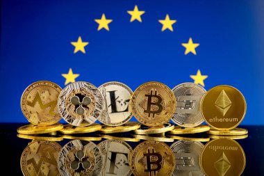 Fiziksel sürümü Cryptocurrencies (Monero, dalgalanma, Litecoin, Bitcoin, çizgi, Ethereum) ve Avrupa Birliği bayrağı.