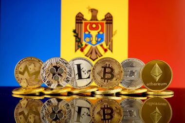 Fiziksel sürümü Cryptocurrencies (Monero, dalgalanma, Litecoin, Bitcoin, çizgi, Ethereum) ve Moldova bayrağı.